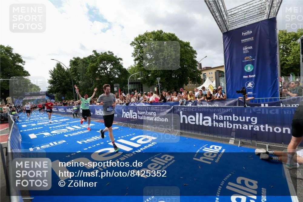 29.06.2025 - hella hamburg halbmarathon Zöllner http://msf.ph/oto/8425352 29.06.2025 10:34:40 Ziel 16148, 6169, 6878, 8395, 11230, 11661, 14289, 15887, 16148, 18026 meine-sportfotos.de