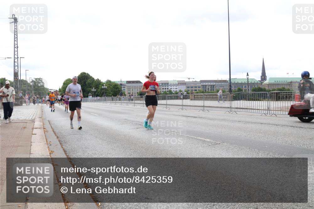 29.06.2025 - hella hamburg halbmarathon Lena Gebhardt http://msf.ph/oto/8425359 29.06.2025 10:28:45 Lombardsbrücke 16125, 1518, 1557, 1869, 3445, 3717, 4161, 4362, 4700, 4834, 4982, 5167, 5249, 5250, 5718, 5903, 5939, 6102, 6418, 7169, 7667, 7980, 8327, 8560, 9642, 9716, 9855, 10068, 10434, 12442, 13045, 13296, 13400, 14205, 15143, 15256, 15452, 15453, 16125, 16643, 18293, 18604, 19180 meine-sportfotos.de
