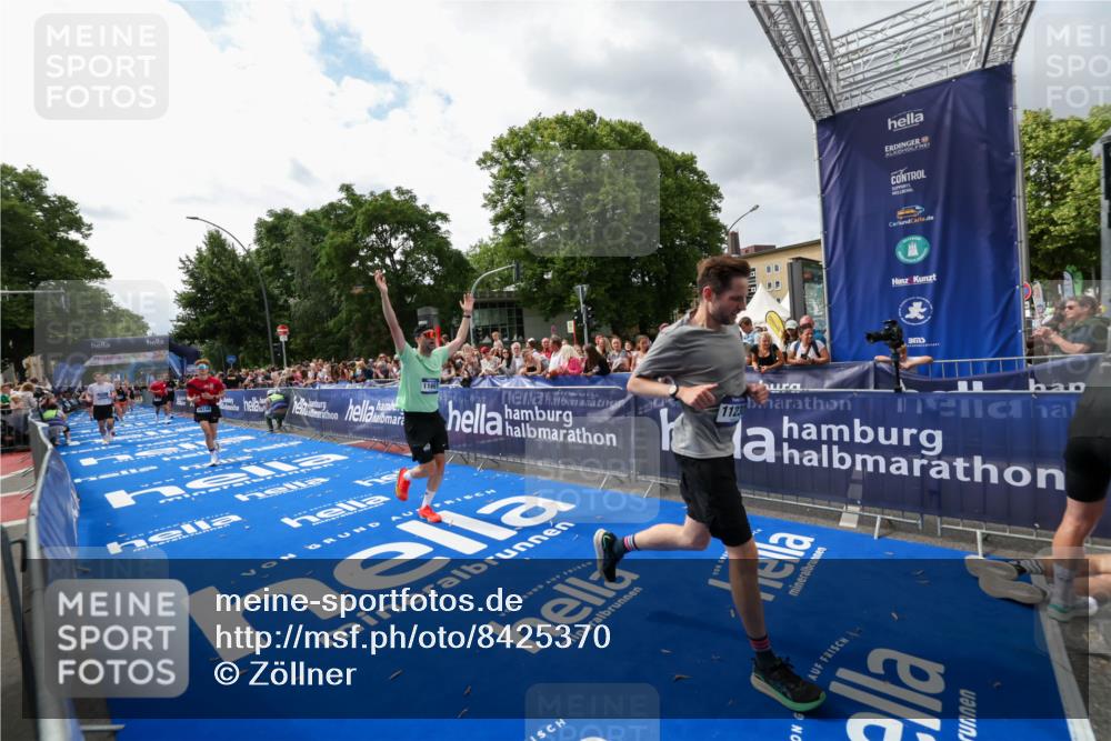 29.06.2025 - hella hamburg halbmarathon Zöllner http://msf.ph/oto/8425370 29.06.2025 10:34:41 Ziel 16148, 5152, 5554, 6169, 6878, 8395, 11230, 11661, 14289, 14603, 15887, 16148, 17014, 18026 meine-sportfotos.de