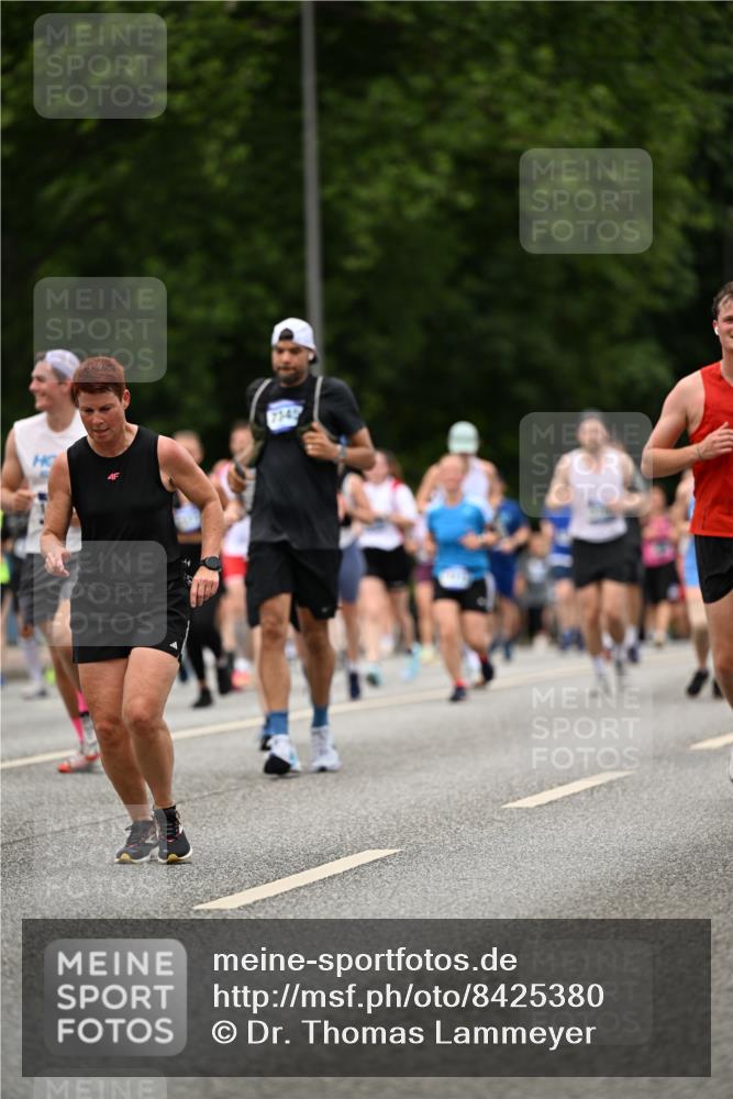 29.06.2025 - hella hamburg halbmarathon Dr. Thomas Lammeyer http://msf.ph/oto/8425380 29.06.2025 10:50:00 Kennedybrücke 1085, 1465, 1774, 2550, 2657, 2664, 2779, 2846, 2954, 2965, 3357, 3377, 3879, 3993, 4119, 4820, 5108, 5190, 5339, 5703, 5914, 6763, 7699, 7859, 7912, 8272, 8594, 9536, 10562, 10727, 11119, 11332 meine-sportfotos.de