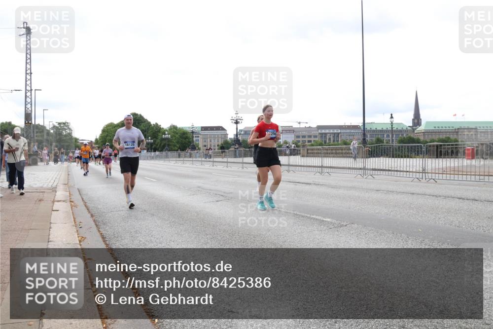 29.06.2025 - hella hamburg halbmarathon Lena Gebhardt http://msf.ph/oto/8425386 29.06.2025 10:28:45 Lombardsbrücke 16125, 1518, 1557, 1869, 3445, 3717, 4161, 4362, 4700, 4834, 4982, 5167, 5249, 5250, 5718, 5903, 5939, 6102, 6418, 7169, 7667, 7980, 8327, 8560, 9642, 9716, 9855, 10068, 10434, 12442, 13045, 13296, 13400, 14205, 15143, 15256, 15452, 15453, 16125, 16643, 18293, 18604, 19180 meine-sportfotos.de
