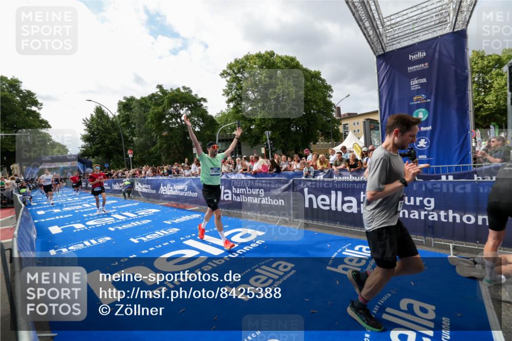29.06.2025 - hella hamburg halbmarathon Zöllner http://msf.ph/oto/8425388 29.06.2025 10:34:41 Ziel 16148, 5152, 5554, 6169, 6878, 8395, 11230, 11661, 14289, 14603, 15887, 16148, 17014, 18026 meine-sportfotos.de