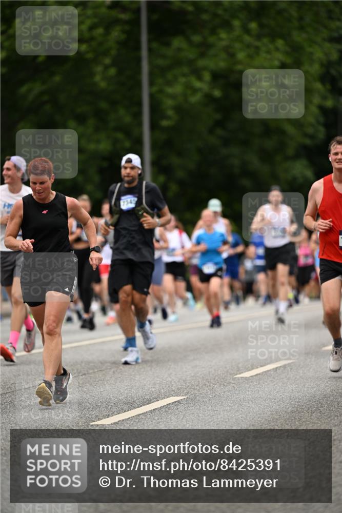29.06.2025 - hella hamburg halbmarathon Dr. Thomas Lammeyer http://msf.ph/oto/8425391 29.06.2025 10:50:00 Kennedybrücke 1085, 1465, 1774, 2550, 2657, 2664, 2779, 2846, 2954, 2965, 3357, 3377, 3879, 3993, 4119, 4820, 5108, 5190, 5339, 5703, 5914, 6763, 7699, 7859, 7912, 8272, 8594, 9536, 10562, 10727, 11119, 11332 meine-sportfotos.de