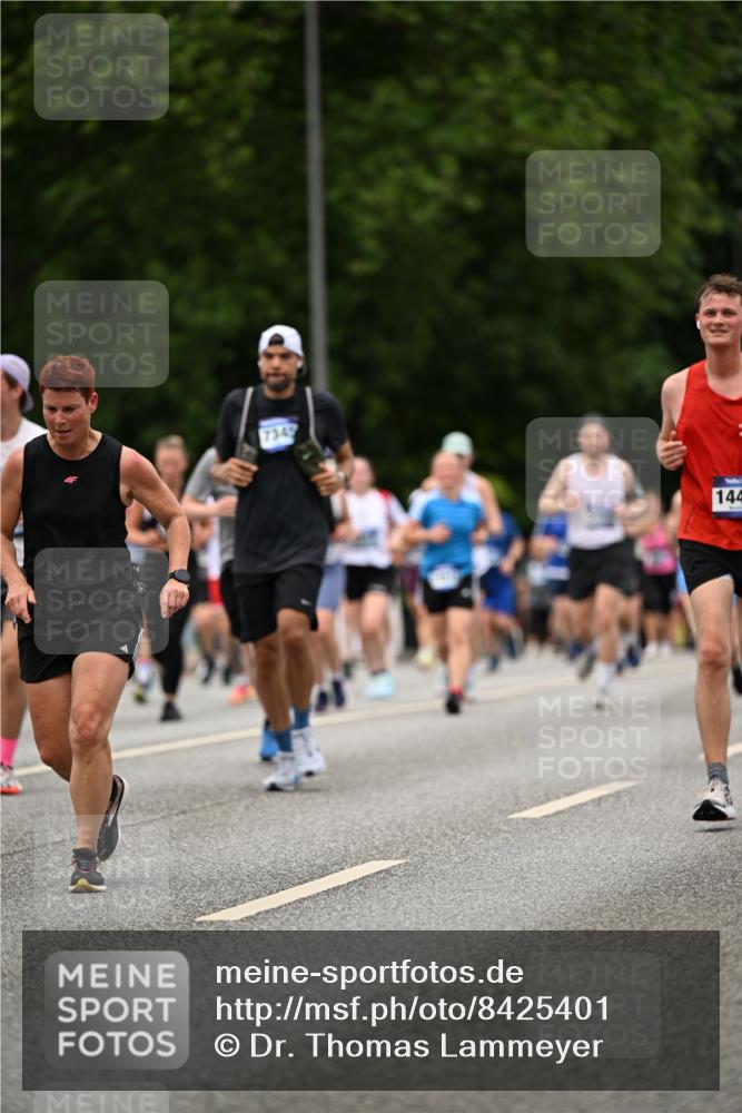 29.06.2025 - hella hamburg halbmarathon Dr. Thomas Lammeyer http://msf.ph/oto/8425401 29.06.2025 10:50:00 Kennedybrücke 1085, 1465, 1774, 2550, 2657, 2664, 2779, 2846, 2954, 2965, 3357, 3377, 3879, 3993, 4119, 4820, 5108, 5190, 5339, 5703, 5914, 6763, 7699, 7859, 7912, 8272, 8594, 9536, 10562, 10727, 11119, 11332 meine-sportfotos.de