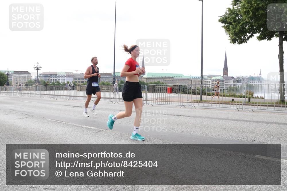 29.06.2025 - hella hamburg halbmarathon Lena Gebhardt http://msf.ph/oto/8425404 29.06.2025 10:28:46 Lombardsbrücke 3731, 1518, 1557, 1869, 3717, 4161, 4362, 4700, 4834, 4982, 5167, 5249, 5250, 5718, 5903, 5939, 6102, 6418, 7169, 7667, 7980, 8327, 8560, 9642, 9716, 9855, 10068, 10434, 12442, 13045, 13296, 13400, 14205, 15143, 15256, 15452, 15453, 16125, 16643, 18293, 18604, 19180 meine-sportfotos.de