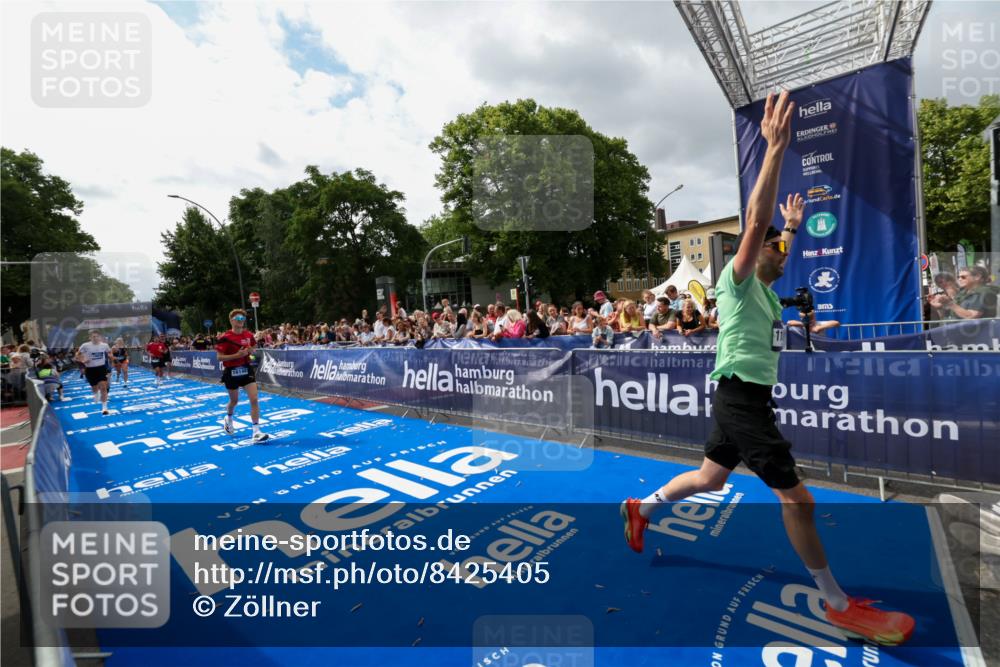 29.06.2025 - hella hamburg halbmarathon Zöllner http://msf.ph/oto/8425405 29.06.2025 10:34:42 Ziel 16148, 5152, 5554, 6169, 6878, 8395, 11661, 14289, 14603, 15887, 16148, 17014, 18026 meine-sportfotos.de