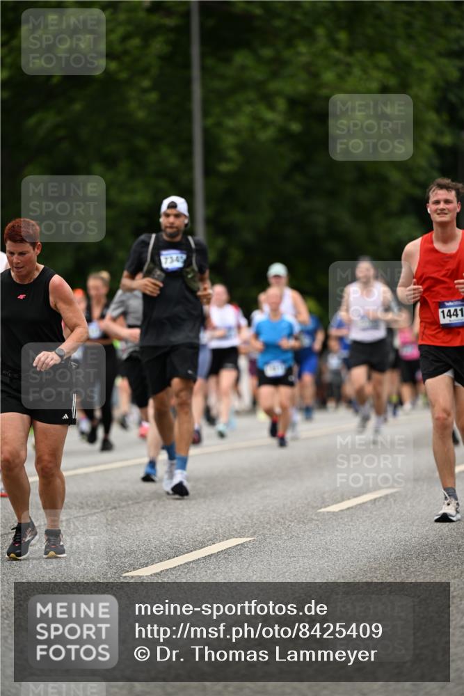 29.06.2025 - hella hamburg halbmarathon Dr. Thomas Lammeyer http://msf.ph/oto/8425409 29.06.2025 10:50:00 Kennedybrücke 1085, 1465, 1774, 2550, 2657, 2664, 2779, 2846, 2954, 2965, 3357, 3377, 3879, 3993, 4119, 4820, 5108, 5190, 5339, 5703, 5914, 6763, 7699, 7859, 7912, 8272, 8594, 9536, 10562, 10727, 11119, 11332 meine-sportfotos.de
