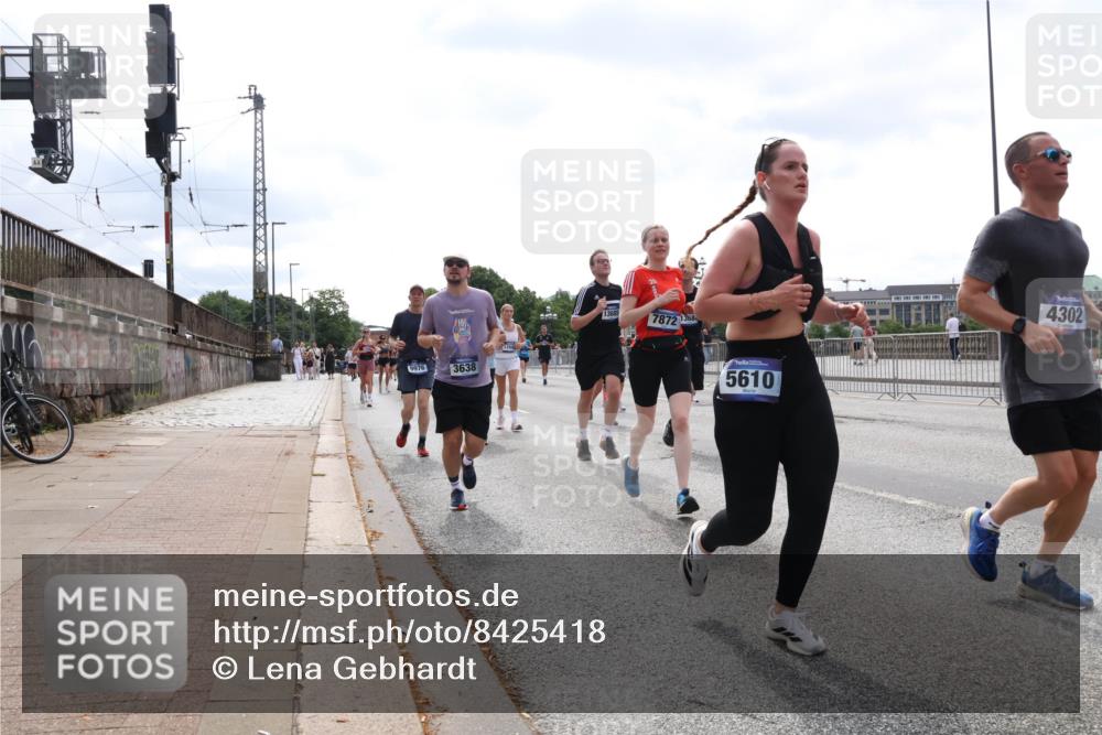 29.06.2025 - hella hamburg halbmarathon Lena Gebhardt http://msf.ph/oto/8425418 29.06.2025 10:43:23 Lombardsbrücke 9976, 3638, 1260, 1368, 7872, 1368, 5610, 4302, 1023, 1149, 1155, 1400, 1467, 1788, 1816, 1878, 2103, 2158, 2267, 2361, 2450, 2971, 3074, 3238, 3329, 3390, 3518, 3638, 3764, 4056, 4177, 4302, 4367, 4680, 4866, 5067, 5214, 5268, 5370, 5610, 5720, 5755, 5967, 6012, 6096, 6226, 6440, 6931, 7043, 7197, 7461, 7504, 7872, 7926, 8135, 8184, 8233, 8408, 8435, 8504, 8795, 8991, 9072, 9304, 9378, 9639, 9641, 9644, 9831, 9976, 10083, 10180, 10200, 10202, 13049 meine-sportfotos.de