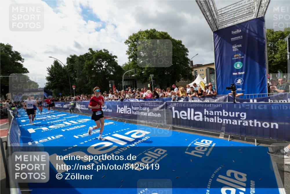 29.06.2025 - hella hamburg halbmarathon Zöllner http://msf.ph/oto/8425419 29.06.2025 10:34:42 Ziel 16148, 5152, 5554, 6169, 6878, 8395, 11661, 14289, 14603, 15887, 16148, 17014, 18026 meine-sportfotos.de