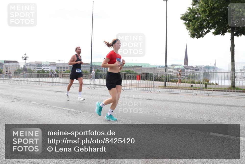 29.06.2025 - hella hamburg halbmarathon Lena Gebhardt http://msf.ph/oto/8425420 29.06.2025 10:28:46 Lombardsbrücke 3731, 150, 1518, 1557, 1869, 3717, 4161, 4362, 4700, 4834, 4982, 5167, 5249, 5250, 5718, 5903, 5939, 6102, 6418, 7169, 7667, 7980, 8327, 8560, 9642, 9716, 9855, 10068, 10434, 12442, 13045, 13296, 13400, 14205, 15143, 15256, 15452, 15453, 16125, 16643, 18293, 18604, 19180 meine-sportfotos.de