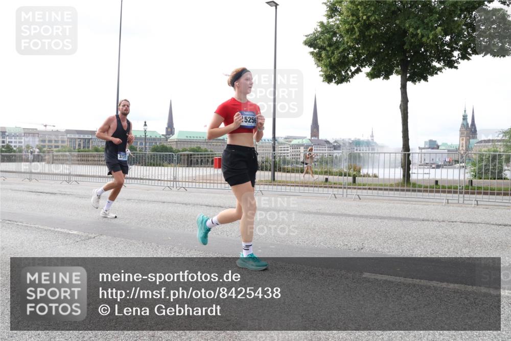 29.06.2025 - hella hamburg halbmarathon Lena Gebhardt http://msf.ph/oto/8425438 29.06.2025 10:28:46 Lombardsbrücke 3731, 15256, 1518, 1557, 1869, 3717, 4161, 4362, 4700, 4834, 4982, 5167, 5249, 5250, 5718, 5903, 5939, 6102, 6418, 7169, 7667, 7980, 8327, 8560, 9642, 9716, 9855, 10068, 10434, 12442, 13045, 13296, 13400, 14205, 15143, 15256, 15452, 15453, 16125, 16643, 18293, 18604, 19180 meine-sportfotos.de