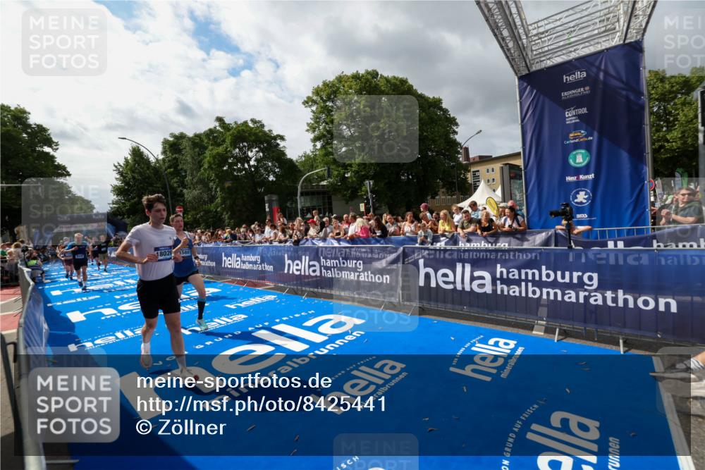 29.06.2025 - hella hamburg halbmarathon Zöllner http://msf.ph/oto/8425441 29.06.2025 10:34:44 Ziel 16148, 5048, 5152, 5554, 6169, 6878, 8395, 12369, 14289, 14549, 14603, 15887, 16148, 17014, 18026 meine-sportfotos.de