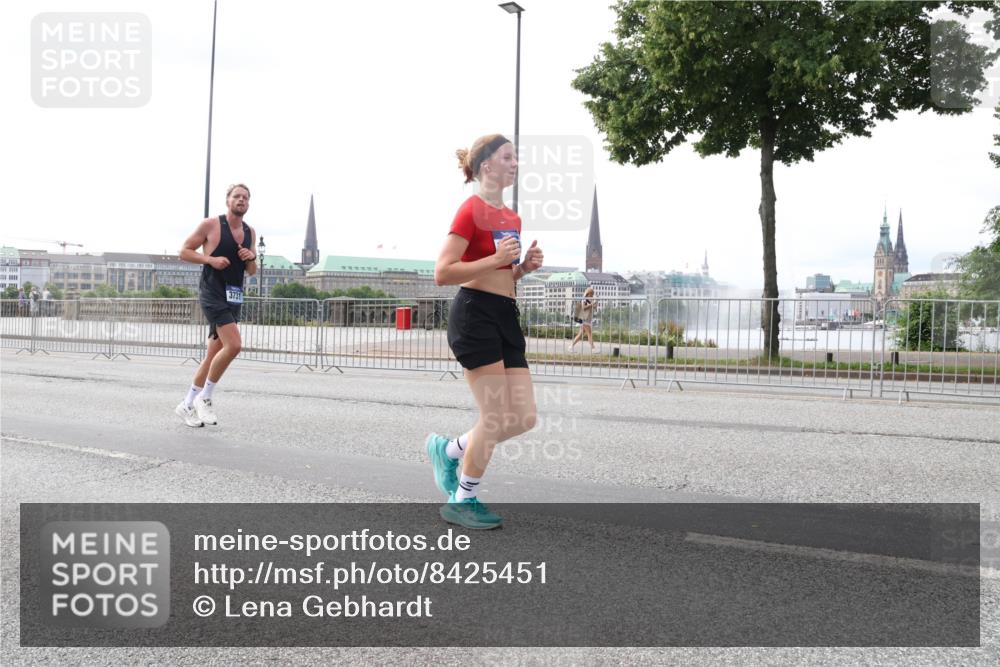 29.06.2025 - hella hamburg halbmarathon Lena Gebhardt http://msf.ph/oto/8425451 29.06.2025 10:28:46 Lombardsbrücke 1518, 1557, 1869, 3717, 4161, 4362, 4700, 4834, 4982, 5167, 5249, 5250, 5718, 5903, 5939, 6102, 6418, 7169, 7667, 7980, 8327, 8560, 9642, 9716, 9855, 10068, 10434, 12442, 13045, 13296, 13400, 14205, 15143, 15256, 15452, 15453, 16125, 16643, 18293, 18604, 19180 meine-sportfotos.de