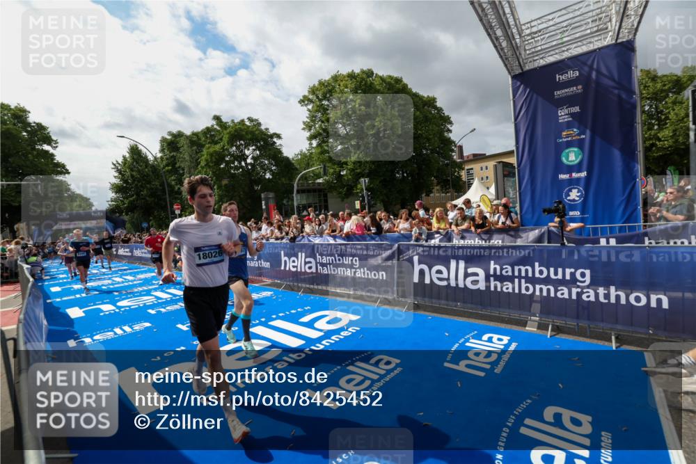 29.06.2025 - hella hamburg halbmarathon Zöllner http://msf.ph/oto/8425452 29.06.2025 10:34:45 Ziel 1562, 5048, 5152, 5554, 6169, 6878, 8395, 12369, 14289, 14388, 14549, 14603, 15887, 17014, 18026, 18237 meine-sportfotos.de
