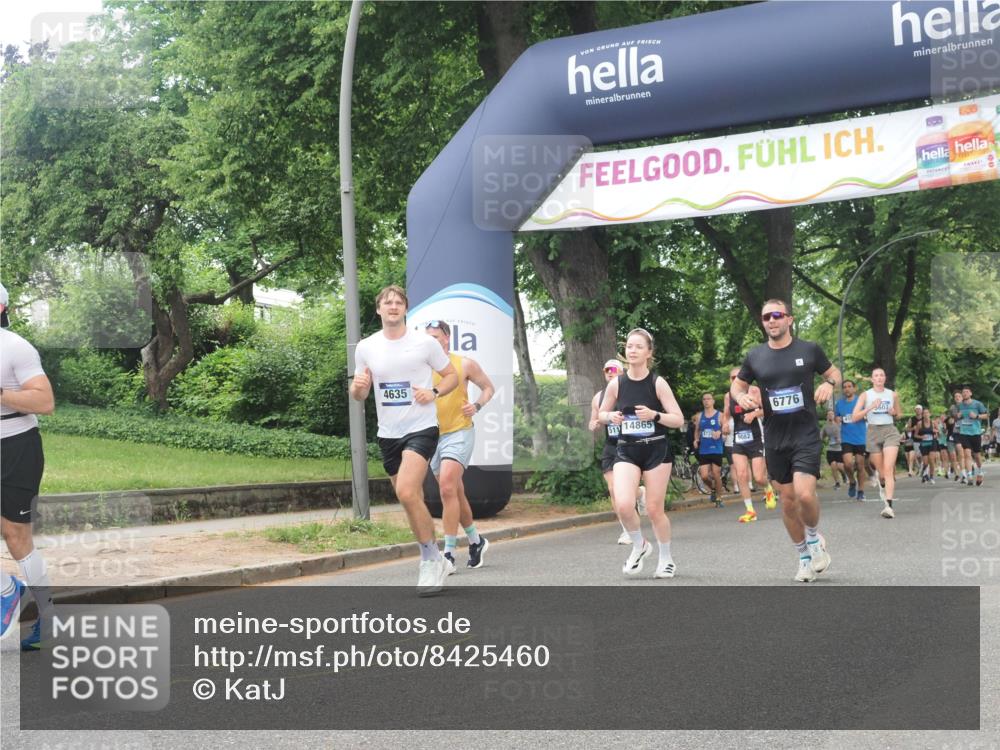 29.06.2025 - hella hamburg halbmarathon KatJ http://msf.ph/oto/8425460 29.06.2025 10:39:22 Zwischen KM18-KM19 4635, 6776, 7409 meine-sportfotos.de