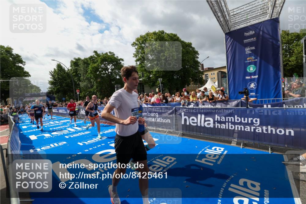 29.06.2025 - hella hamburg halbmarathon Zöllner http://msf.ph/oto/8425461 29.06.2025 10:34:45 Ziel 1562, 5048, 5152, 5554, 6169, 6878, 8395, 12369, 14289, 14388, 14549, 14603, 15887, 17014, 18026, 18237 meine-sportfotos.de