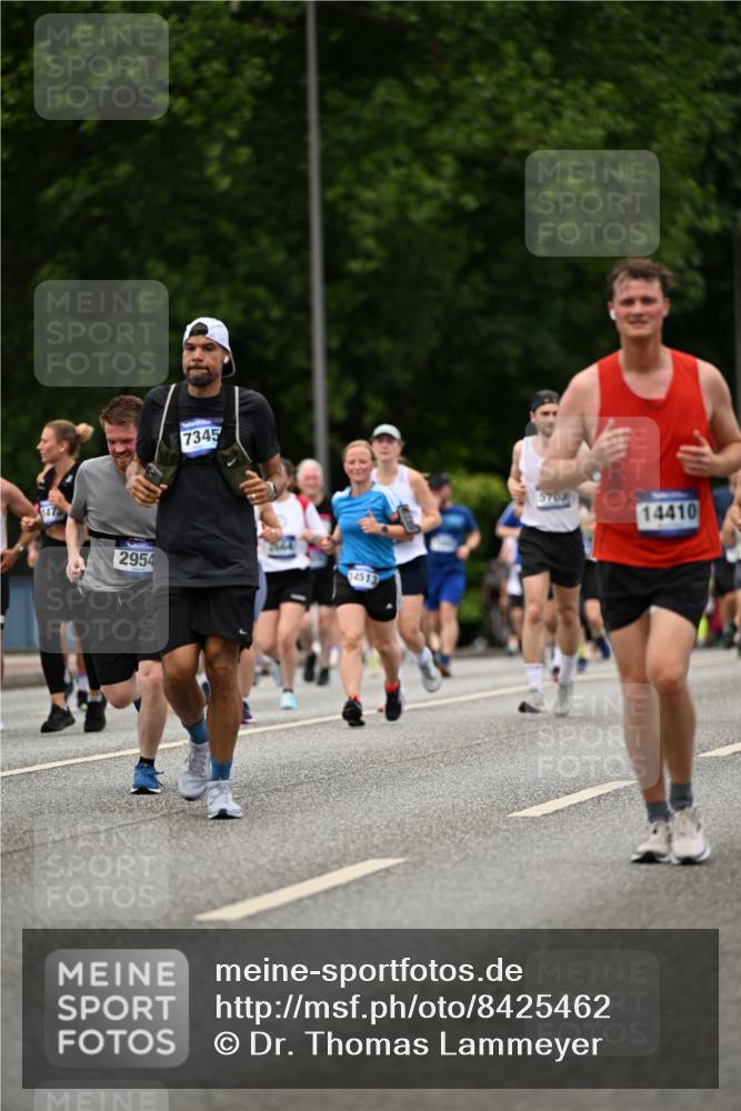 29.06.2025 - hella hamburg halbmarathon Dr. Thomas Lammeyer http://msf.ph/oto/8425462 29.06.2025 10:50:01 Kennedybrücke 1060, 1085, 1465, 2550, 2657, 2664, 2779, 2846, 2954, 2965, 3357, 3377, 3879, 3993, 4119, 4820, 5108, 5190, 5339, 5703, 5914, 6393, 6763, 6980, 7699, 7859, 7912, 8272, 8594, 9536, 10562, 10727, 11119, 11332 meine-sportfotos.de