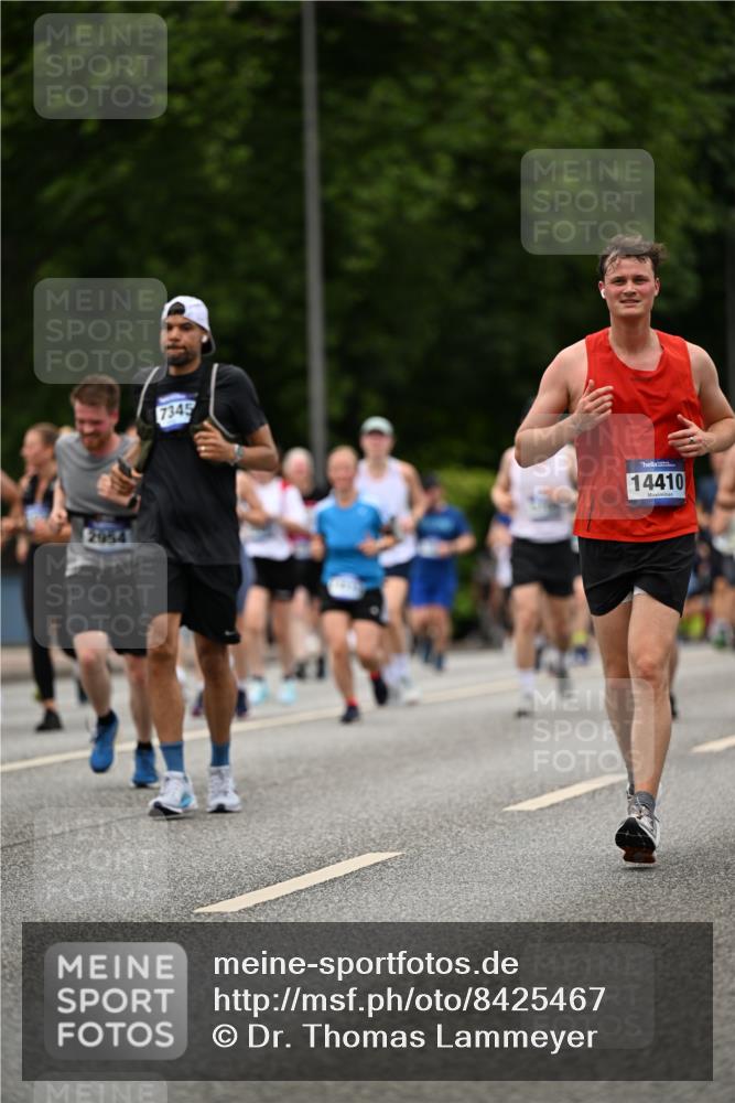 29.06.2025 - hella hamburg halbmarathon Dr. Thomas Lammeyer http://msf.ph/oto/8425467 29.06.2025 10:50:01 Kennedybrücke 1060, 1085, 1465, 2550, 2657, 2664, 2779, 2846, 2954, 2965, 3357, 3377, 3879, 3993, 4119, 4820, 5108, 5190, 5339, 5703, 5914, 6393, 6763, 6980, 7699, 7859, 7912, 8272, 8594, 9536, 10562, 10727, 11119, 11332 meine-sportfotos.de