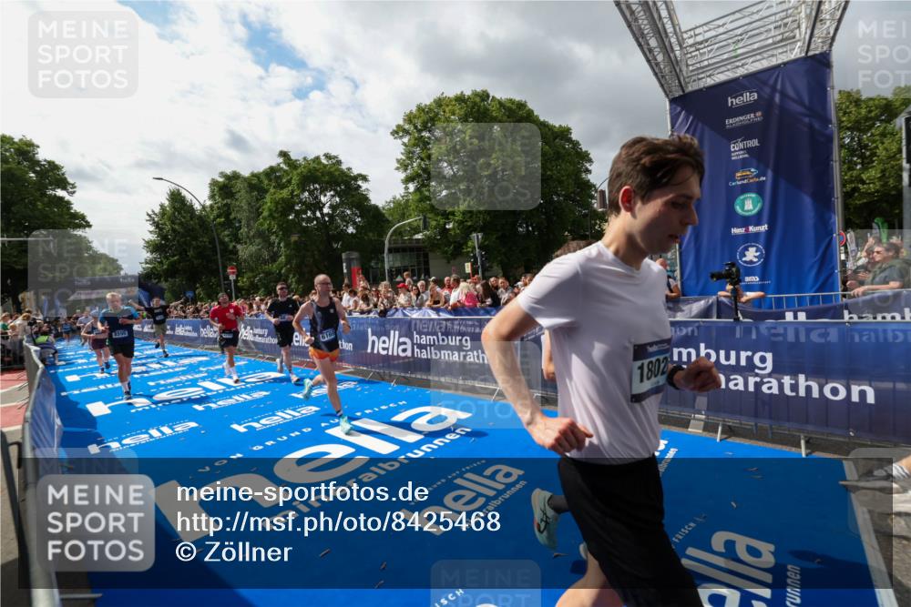 29.06.2025 - hella hamburg halbmarathon Zöllner http://msf.ph/oto/8425468 29.06.2025 10:34:45 Ziel 1562, 5048, 5152, 5554, 6169, 6878, 8395, 12369, 14289, 14388, 14549, 14603, 15887, 17014, 18026, 18237 meine-sportfotos.de