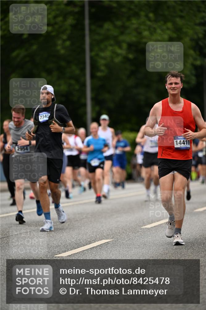29.06.2025 - hella hamburg halbmarathon Dr. Thomas Lammeyer http://msf.ph/oto/8425478 29.06.2025 10:50:01 Kennedybrücke 1060, 1085, 1465, 2550, 2657, 2664, 2779, 2846, 2954, 2965, 3357, 3377, 3879, 3993, 4119, 4820, 5108, 5190, 5339, 5703, 5914, 6393, 6763, 6980, 7699, 7859, 7912, 8272, 8594, 9536, 10562, 10727, 11119, 11332 meine-sportfotos.de