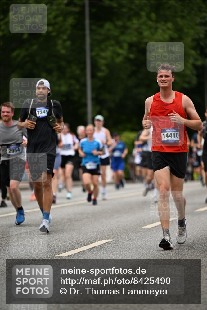 29.06.2025 - hella hamburg halbmarathon Dr. Thomas Lammeyer http://msf.ph/oto/8425490 29.06.2025 10:50:01 Kennedybrücke 1060, 1085, 1465, 2550, 2657, 2664, 2779, 2846, 2954, 2965, 3357, 3377, 3879, 3993, 4119, 4820, 5108, 5190, 5339, 5703, 5914, 6393, 6763, 6980, 7699, 7859, 7912, 8272, 8594, 9536, 10562, 10727, 11119, 11332 meine-sportfotos.de