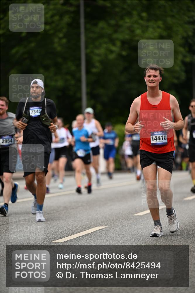 29.06.2025 - hella hamburg halbmarathon Dr. Thomas Lammeyer http://msf.ph/oto/8425494 29.06.2025 10:50:02 Kennedybrücke 1060, 1085, 1465, 2550, 2657, 2664, 2846, 2954, 2965, 3357, 3377, 3879, 3993, 4119, 4820, 5108, 5190, 5339, 5703, 5914, 6393, 6763, 6980, 7699, 7912, 8272, 8594, 9536, 10562, 10727, 11119, 11332 meine-sportfotos.de