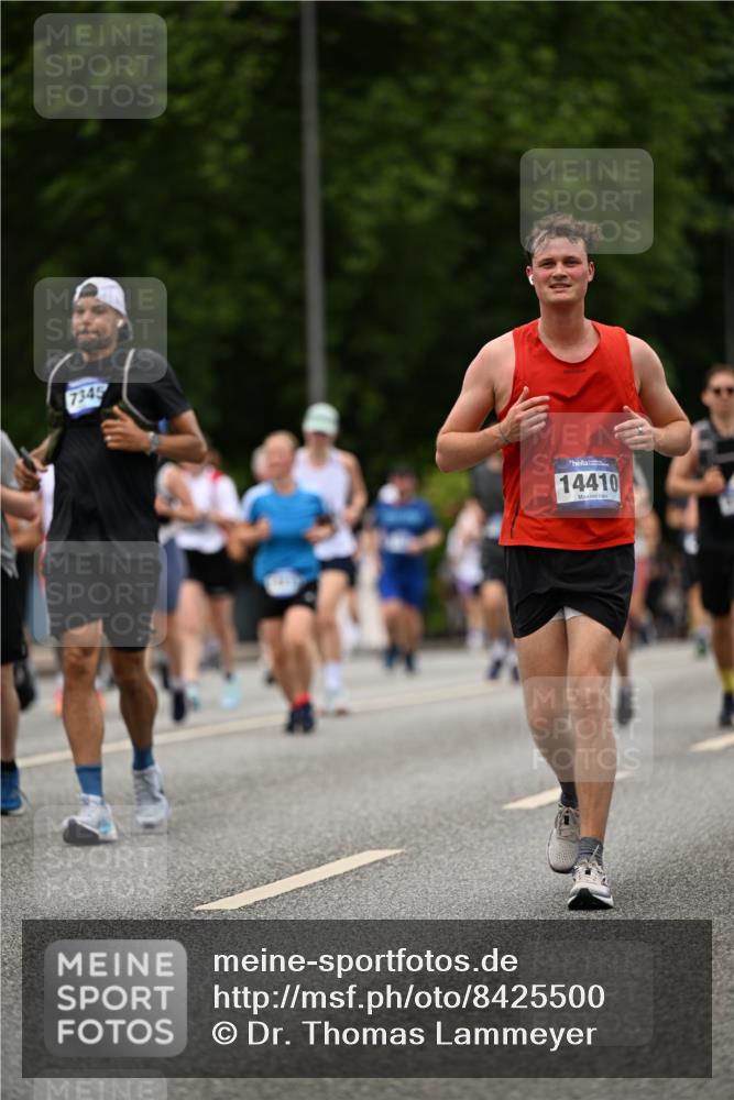 29.06.2025 - hella hamburg halbmarathon Dr. Thomas Lammeyer http://msf.ph/oto/8425500 29.06.2025 10:50:02 Kennedybrücke 1060, 1085, 1465, 2550, 2657, 2664, 2846, 2954, 2965, 3357, 3377, 3879, 3993, 4119, 4820, 5108, 5190, 5339, 5703, 5914, 6393, 6763, 6980, 7699, 7912, 8272, 8594, 9536, 10562, 10727, 11119, 11332 meine-sportfotos.de