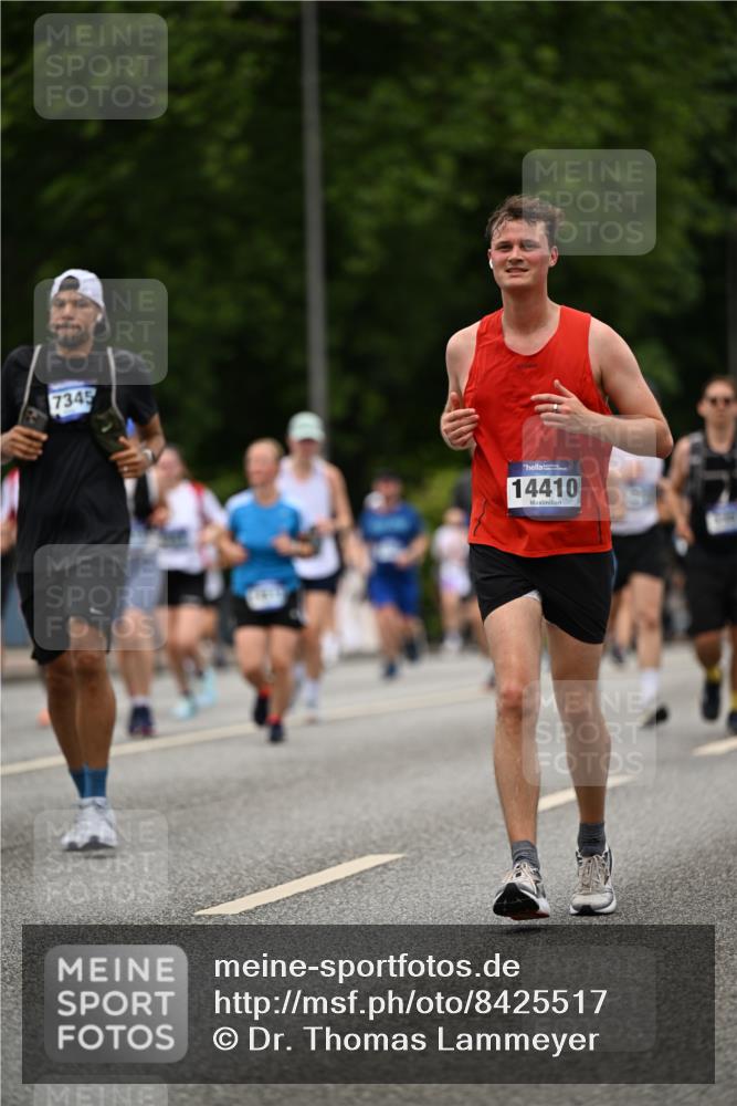 29.06.2025 - hella hamburg halbmarathon Dr. Thomas Lammeyer http://msf.ph/oto/8425517 29.06.2025 10:50:02 Kennedybrücke 1060, 1085, 1465, 2550, 2657, 2664, 2846, 2954, 2965, 3357, 3377, 3879, 3993, 4119, 4820, 5108, 5190, 5339, 5703, 5914, 6393, 6763, 6980, 7699, 7912, 8272, 8594, 9536, 10562, 10727, 11119, 11332 meine-sportfotos.de