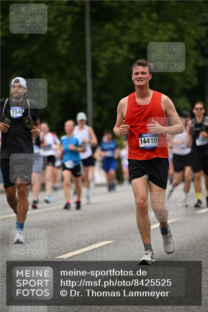 29.06.2025 - hella hamburg halbmarathon Dr. Thomas Lammeyer http://msf.ph/oto/8425525 29.06.2025 10:50:02 Kennedybrücke 1060, 1085, 1465, 2550, 2657, 2664, 2846, 2954, 2965, 3357, 3377, 3879, 3993, 4119, 4820, 5108, 5190, 5339, 5703, 5914, 6393, 6763, 6980, 7699, 7912, 8272, 8594, 9536, 10562, 10727, 11119, 11332 meine-sportfotos.de