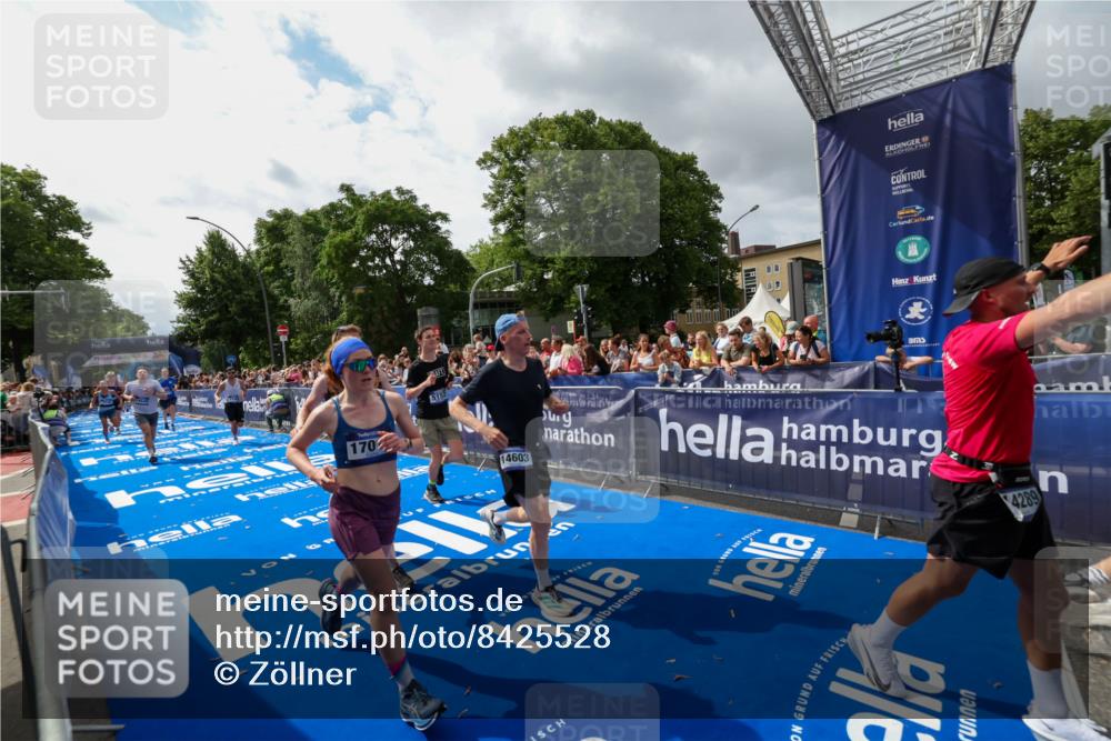 29.06.2025 - hella hamburg halbmarathon Zöllner http://msf.ph/oto/8425528 29.06.2025 10:34:49 Ziel 1217, 1562, 2879, 5048, 5152, 5554, 8395, 12369, 14289, 14388, 14549, 14603, 14629, 15991, 17014, 18237 meine-sportfotos.de
