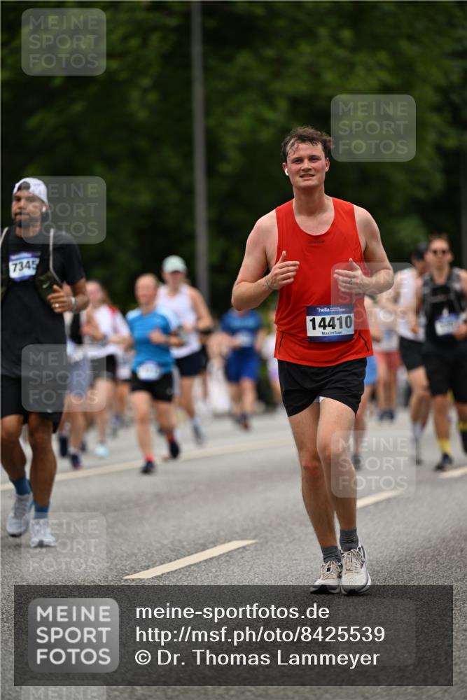 29.06.2025 - hella hamburg halbmarathon Dr. Thomas Lammeyer http://msf.ph/oto/8425539 29.06.2025 10:50:02 Kennedybrücke 1060, 1085, 1465, 2550, 2657, 2664, 2846, 2954, 2965, 3357, 3377, 3879, 3993, 4119, 4820, 5108, 5190, 5339, 5703, 5914, 6393, 6763, 6980, 7699, 7912, 8272, 8594, 9536, 10562, 10727, 11119, 11332 meine-sportfotos.de