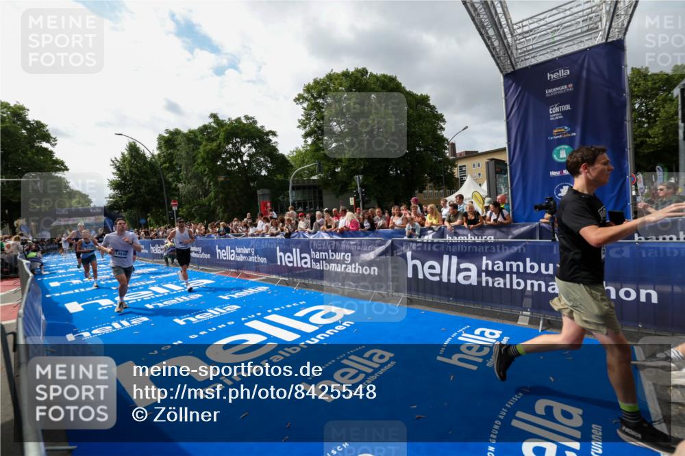 29.06.2025 - hella hamburg halbmarathon Zöllner http://msf.ph/oto/8425548 29.06.2025 10:34:50 Ziel 1217, 1562, 2879, 5048, 5152, 5554, 7466, 12204, 12369, 14388, 14549, 14603, 14629, 14952, 15991, 17014, 18237, 18419 meine-sportfotos.de