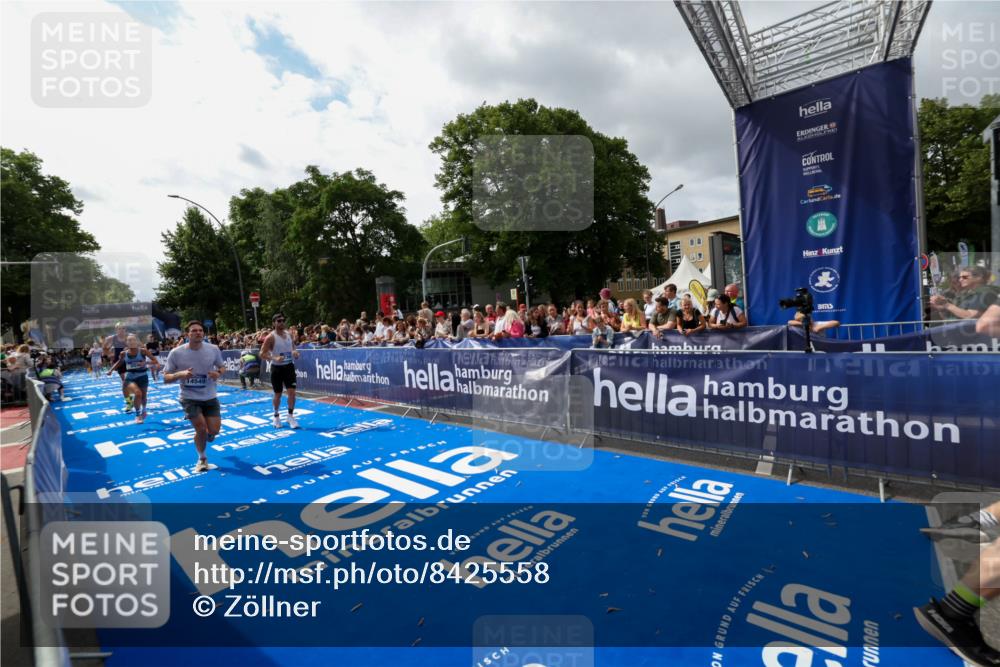 29.06.2025 - hella hamburg halbmarathon Zöllner http://msf.ph/oto/8425558 29.06.2025 10:34:50 Ziel 1217, 1562, 2879, 5048, 5152, 5554, 7466, 12204, 12369, 14388, 14549, 14603, 14629, 14952, 15991, 17014, 18237, 18419 meine-sportfotos.de