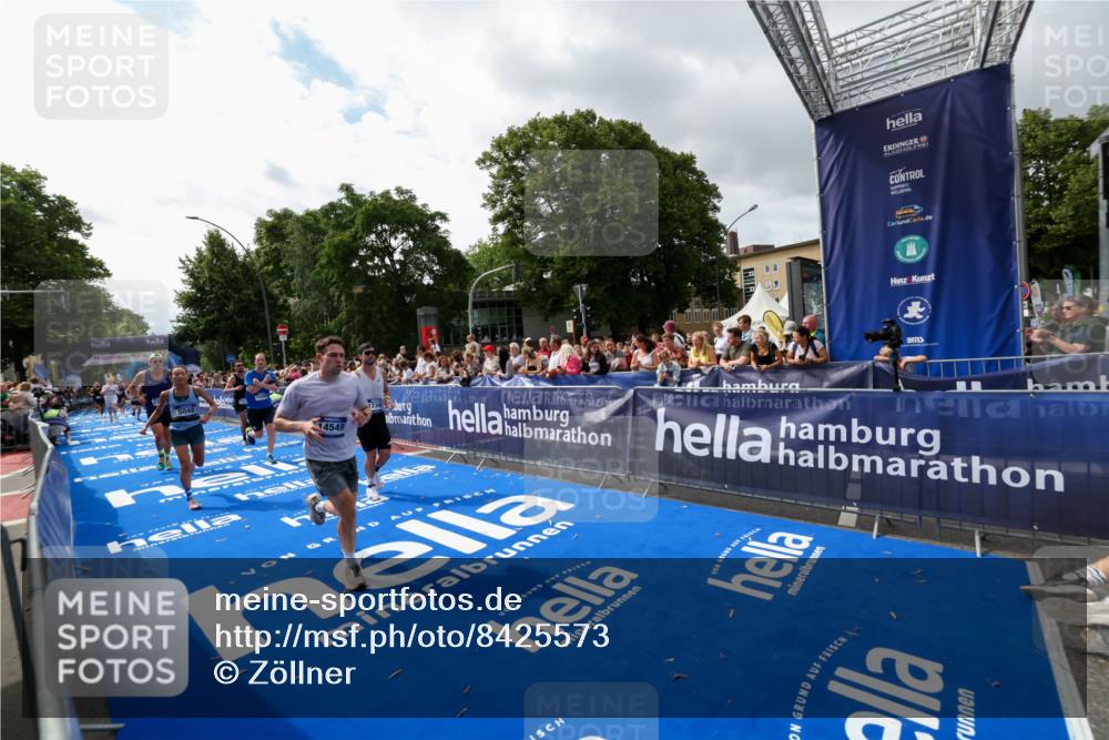 29.06.2025 - hella hamburg halbmarathon Zöllner http://msf.ph/oto/8425573 29.06.2025 10:34:51 Ziel 1217, 1562, 2879, 5048, 7466, 12204, 12369, 14388, 14549, 14629, 14952, 15991, 18237, 18419, 18837 meine-sportfotos.de