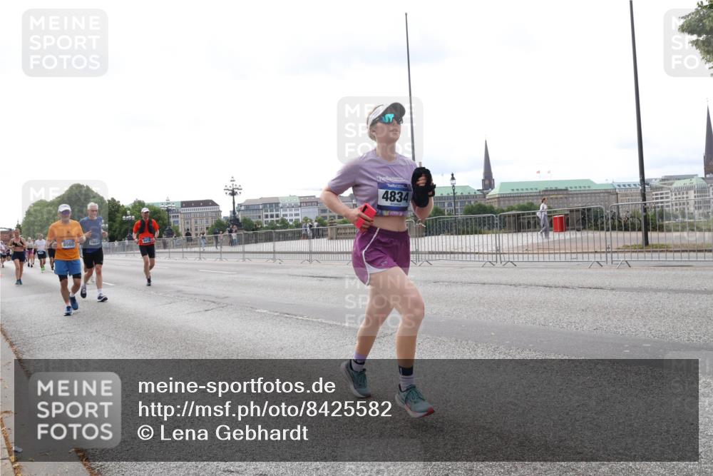 29.06.2025 - hella hamburg halbmarathon Lena Gebhardt http://msf.ph/oto/8425582 29.06.2025 10:28:50 Lombardsbrücke 8560, 4834, 1518, 1557, 1869, 3717, 4161, 4362, 4700, 4834, 4982, 5167, 5249, 5250, 5718, 5903, 5939, 6102, 6418, 7169, 7980, 8560, 9642, 9716, 9855, 10068, 10434, 12099, 12442, 13400, 14205, 15143, 15256, 15452, 15453, 16125, 16643, 18293, 18604, 19180 meine-sportfotos.de