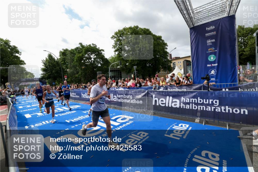 29.06.2025 - hella hamburg halbmarathon Zöllner http://msf.ph/oto/8425583 29.06.2025 10:34:51 Ziel 1217, 1562, 2879, 5048, 7466, 12204, 12369, 14388, 14549, 14629, 14952, 15991, 18237, 18419, 18837 meine-sportfotos.de