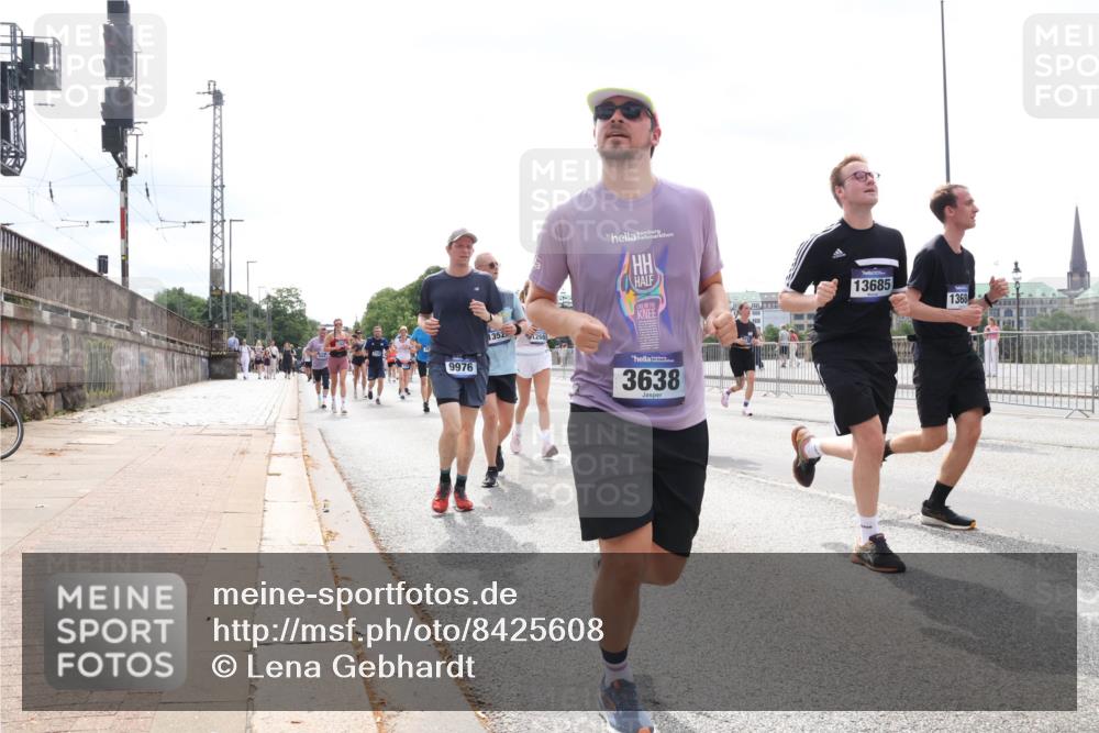 29.06.2025 - hella hamburg halbmarathon Lena Gebhardt http://msf.ph/oto/8425608 29.06.2025 10:43:24 Lombardsbrücke 9976, 1352, 3638, 13685, 1368, 1023, 1149, 1155, 1310, 1400, 1467, 1788, 1816, 1878, 2103, 2158, 2267, 2361, 2450, 2971, 3074, 3238, 3329, 3390, 3518, 3638, 3764, 4056, 4177, 4302, 4367, 4680, 4866, 5067, 5214, 5268, 5370, 5610, 5720, 5755, 5967, 6012, 6096, 6226, 6440, 6931, 6971, 6973, 7043, 7197, 7461, 7504, 7872, 7926, 8135, 8184, 8233, 8408, 8435, 8504, 8795, 8991, 9072, 9304, 9639, 9641, 9644, 9831, 9976, 10083, 10180, 10200, 10202, 13049 meine-sportfotos.de