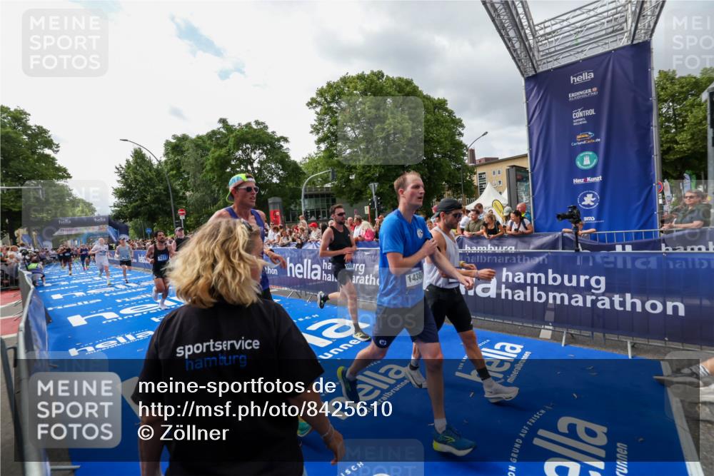 29.06.2025 - hella hamburg halbmarathon Zöllner http://msf.ph/oto/8425610 29.06.2025 10:34:53 Ziel 1217, 1562, 2879, 4477, 5048, 7466, 12204, 14388, 14629, 14952, 15991, 18183, 18237, 18419, 18837 meine-sportfotos.de