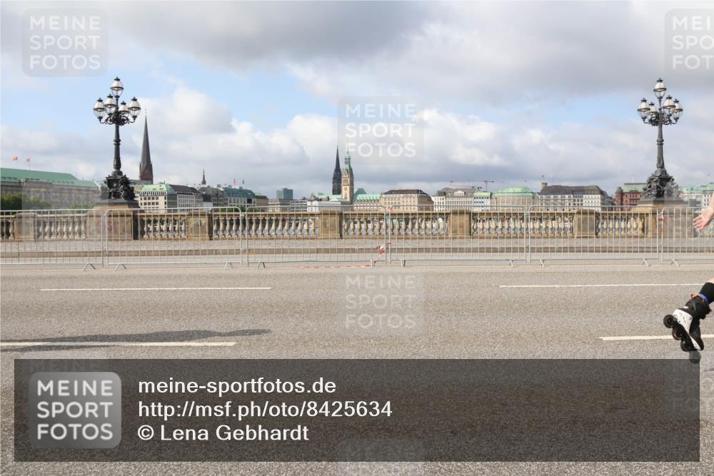 29.06.2025 - hella hamburg halbmarathon Lena Gebhardt http://msf.ph/oto/8425634 29.06.2025 08:58:46 Lombardsbrücke  meine-sportfotos.de