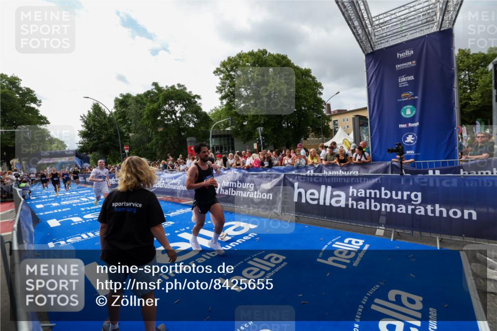 29.06.2025 - hella hamburg halbmarathon Zöllner http://msf.ph/oto/8425655 29.06.2025 10:34:54 Ziel 1217, 1562, 2879, 4477, 6704, 7466, 12204, 12751, 14388, 14629, 14952, 15991, 16712, 18183, 18237, 18419, 18837 meine-sportfotos.de