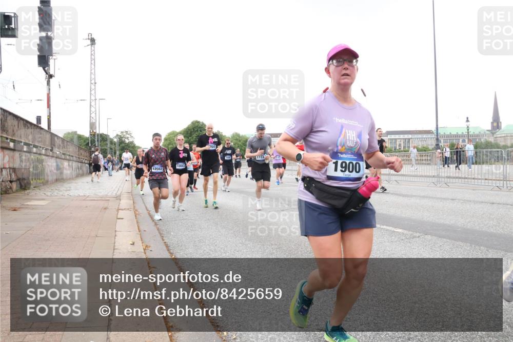 29.06.2025 - hella hamburg halbmarathon Lena Gebhardt http://msf.ph/oto/8425659 29.06.2025 10:53:34 Lombardsbrücke 12082, 764, 1906, 1723, 1900, 1340, 1709, 1753, 1900, 1906, 1984, 2065, 2079, 2409, 2429, 3055, 3226, 4195, 4595, 4626, 4801, 5428, 5430, 5562, 5815, 5856, 5857, 6039, 6041, 6044, 6273, 6306, 6913, 6996, 7039, 7068, 7483, 7537, 7611, 7876, 7890, 8189, 8212, 8414, 8515, 8906, 9077, 9456, 9531, 9685, 9764, 9771, 9785, 10043, 10175, 10490, 10661, 12193, 12219, 12700, 13489, 13916, 13917, 14038, 16137 meine-sportfotos.de