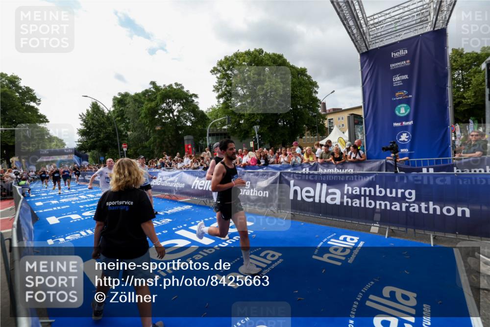 29.06.2025 - hella hamburg halbmarathon Zöllner http://msf.ph/oto/8425663 29.06.2025 10:34:54 Ziel 1217, 1562, 2879, 4477, 6704, 7466, 12204, 12751, 14388, 14629, 14952, 15991, 16712, 18183, 18237, 18419, 18837 meine-sportfotos.de