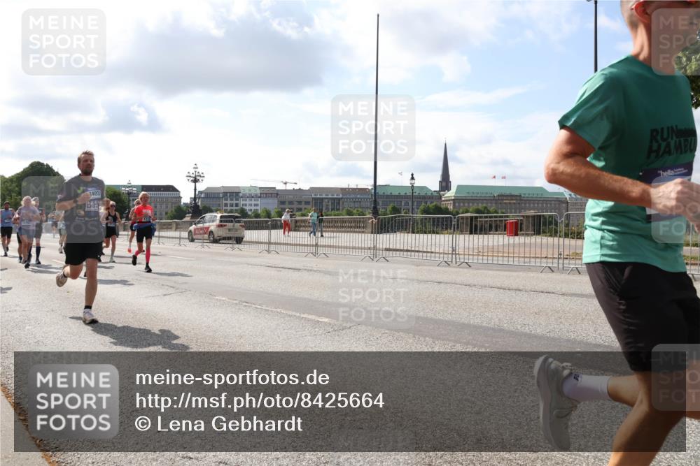 29.06.2025 - hella hamburg halbmarathon Lena Gebhardt http://msf.ph/oto/8425664 29.06.2025 09:52:33 Lombardsbrücke 14703, 3403, 1057, 1070, 1139, 1163, 1169, 1176, 1220, 1415, 1468, 1512, 1604, 1613, 1631, 1763, 2189, 3109, 3124, 3305, 3618, 3852, 4080, 4277, 4497, 4565, 4691, 4871, 4915, 4933, 5007, 5011, 5336, 5477, 5690, 6373, 6550, 6711, 7067, 7191, 7325, 7432, 7451, 7599, 7710, 7843, 7865, 7961, 8564, 8852, 9348, 9444, 9547, 9659, 10493, 10741, 10796, 11062, 11495, 11679, 11779, 11821, 12046, 12772, 13403, 13614, 13728, 14257 meine-sportfotos.de