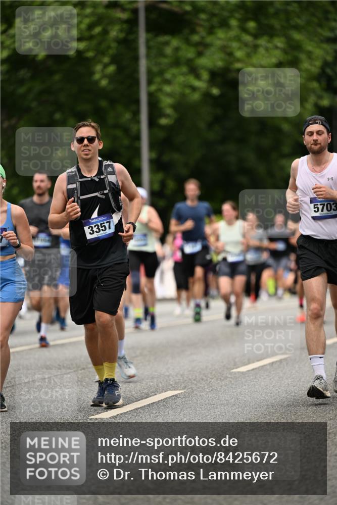 29.06.2025 - hella hamburg halbmarathon Dr. Thomas Lammeyer http://msf.ph/oto/8425672 29.06.2025 10:50:07 Kennedybrücke 1060, 1085, 1465, 1854, 2217, 2657, 2664, 2846, 2954, 2965, 3357, 3377, 3879, 3993, 4099, 4102, 4119, 4820, 5108, 5190, 5339, 5703, 5914, 6393, 6763, 6788, 6980, 7699, 7983, 8272, 8594, 9536, 10562, 11119, 11332 meine-sportfotos.de