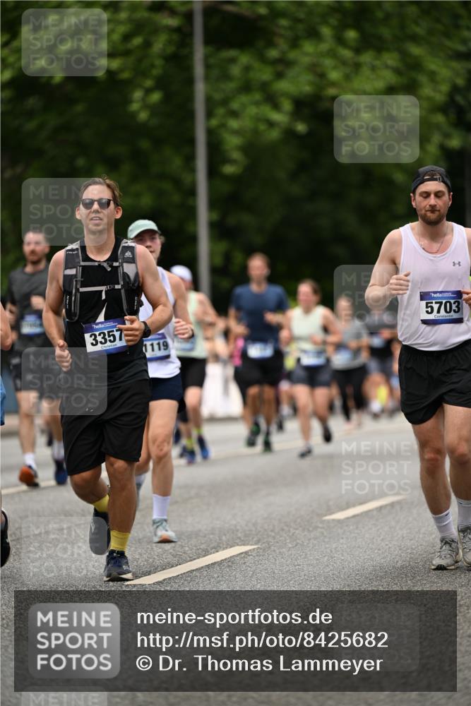 29.06.2025 - hella hamburg halbmarathon Dr. Thomas Lammeyer http://msf.ph/oto/8425682 29.06.2025 10:50:07 Kennedybrücke 1060, 1085, 1465, 1854, 2217, 2657, 2664, 2846, 2954, 2965, 3357, 3377, 3879, 3993, 4099, 4102, 4119, 4820, 5108, 5190, 5339, 5703, 5914, 6393, 6763, 6788, 6980, 7699, 7983, 8272, 8594, 9536, 10562, 11119, 11332 meine-sportfotos.de