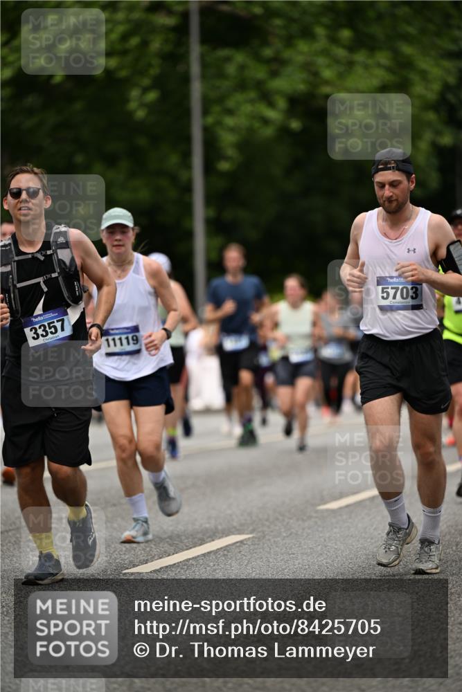 29.06.2025 - hella hamburg halbmarathon Dr. Thomas Lammeyer http://msf.ph/oto/8425705 29.06.2025 10:50:08 Kennedybrücke 1060, 1085, 1465, 1854, 2217, 2657, 2664, 2846, 2954, 2965, 3357, 3377, 3879, 3993, 4099, 4102, 4119, 4820, 5108, 5190, 5339, 5703, 5914, 6393, 6763, 6788, 6980, 7699, 7983, 8272, 8594, 9536, 10562, 11119, 11332 meine-sportfotos.de