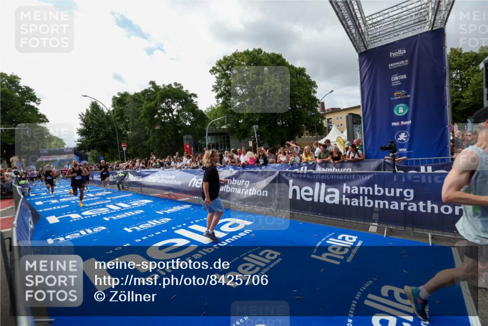 29.06.2025 - hella hamburg halbmarathon Zöllner http://msf.ph/oto/8425706 29.06.2025 10:34:56 Ziel 2879, 4477, 6704, 7466, 8864, 12204, 12751, 14629, 14952, 15991, 16140, 16712, 17643, 18183, 18220, 18419, 18837 meine-sportfotos.de