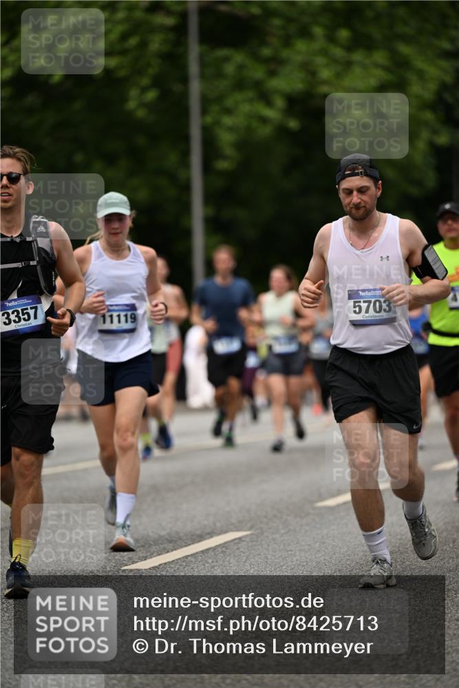 29.06.2025 - hella hamburg halbmarathon Dr. Thomas Lammeyer http://msf.ph/oto/8425713 29.06.2025 10:50:08 Kennedybrücke 1060, 1085, 1465, 1854, 2217, 2657, 2664, 2846, 2954, 2965, 3357, 3377, 3879, 3993, 4099, 4102, 4119, 4820, 5108, 5190, 5339, 5703, 5914, 6393, 6763, 6788, 6980, 7699, 7983, 8272, 8594, 9536, 10562, 11119, 11332 meine-sportfotos.de
