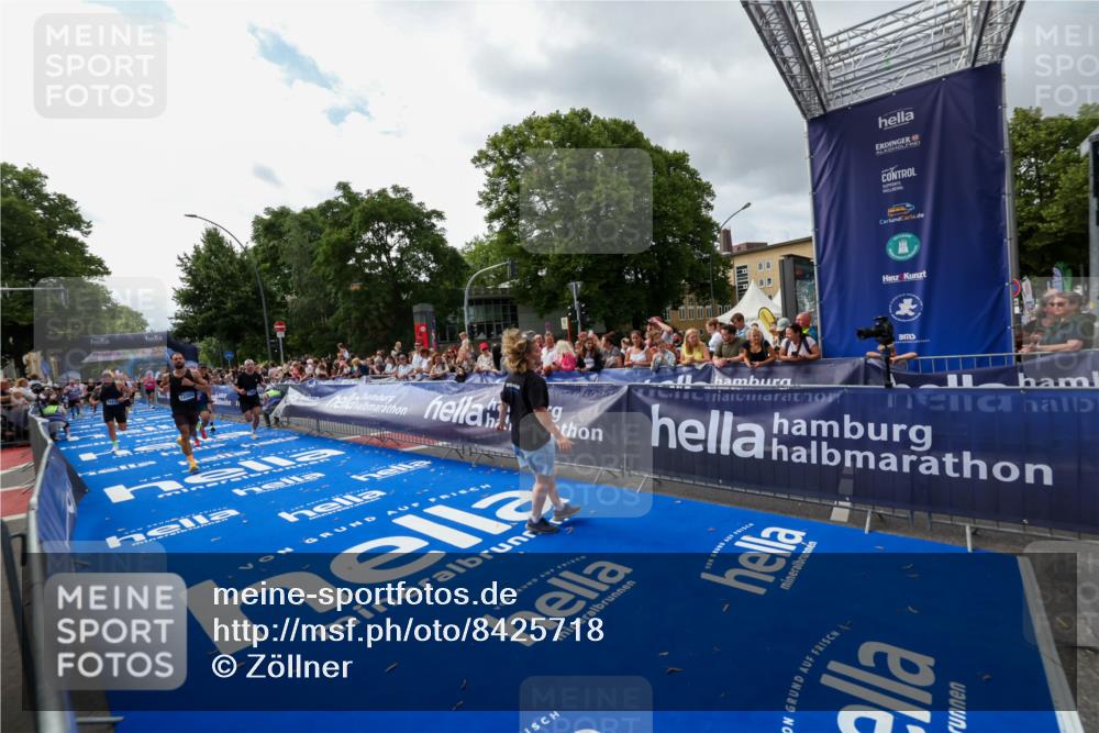 29.06.2025 - hella hamburg halbmarathon Zöllner http://msf.ph/oto/8425718 29.06.2025 10:34:56 Ziel 2879, 4477, 6704, 7466, 8864, 12204, 12751, 14629, 14952, 15991, 16140, 16712, 17643, 18183, 18220, 18419, 18837 meine-sportfotos.de