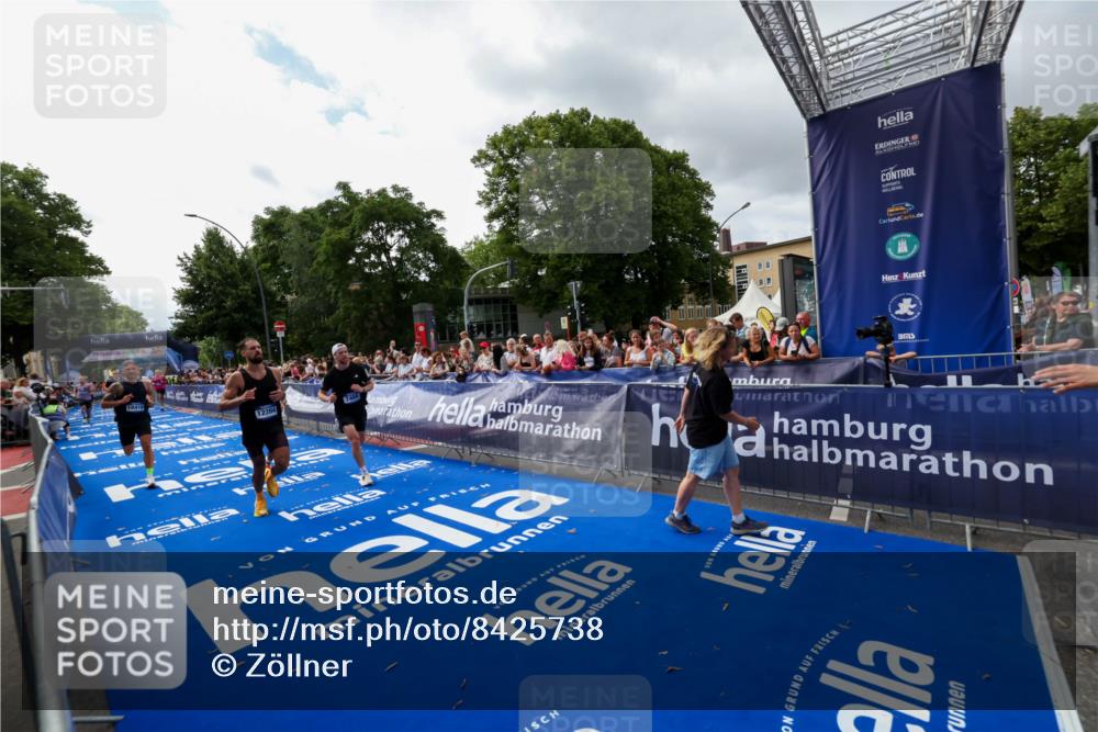 29.06.2025 - hella hamburg halbmarathon Zöllner http://msf.ph/oto/8425738 29.06.2025 10:34:57 Ziel 4477, 6704, 7466, 8864, 12204, 12751, 14952, 15902, 16140, 16177, 16712, 17643, 18183, 18220, 18419, 18837 meine-sportfotos.de